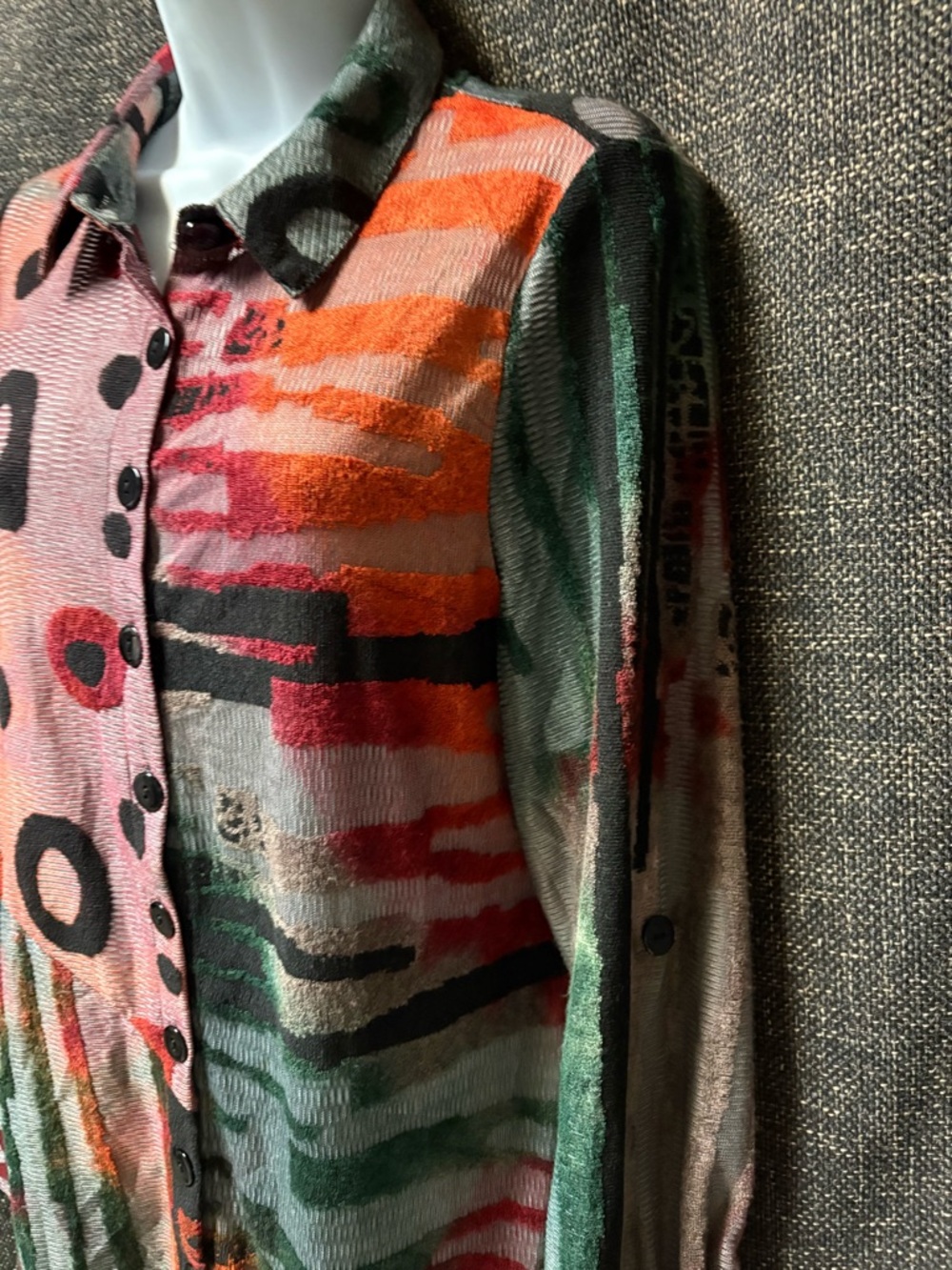 Radzoli Abstract Textured Button Blouse - Picture 5 of 16